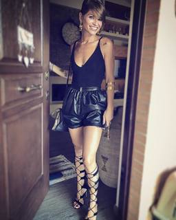 Alessandra Amoroso feet photo thumbnail