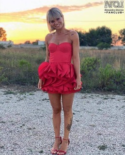 Alessandra Amoroso feet photo thumbnail