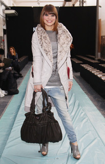 Alessandra Amoroso feet photo thumbnail