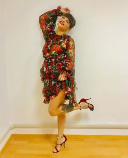 Alessandra Amoroso feet photo thumbnail