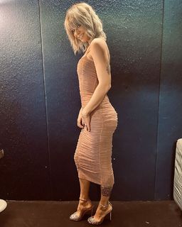 Alessandra Amoroso feet photo thumbnail