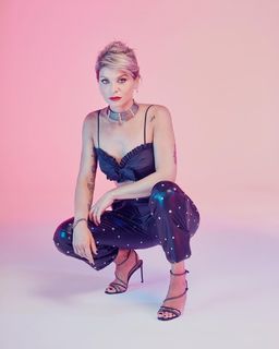 Alessandra Amoroso feet photo thumbnail