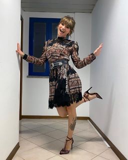 Alessandra Amoroso feet photo thumbnail