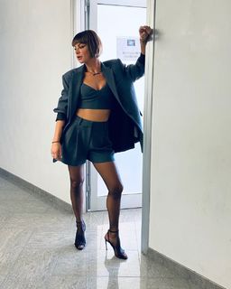 Alessandra Amoroso feet photo thumbnail