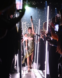 Alessandra Amoroso feet photo thumbnail