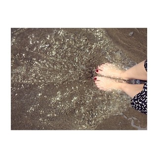 Alessandra Mastronardi feet photo thumbnail