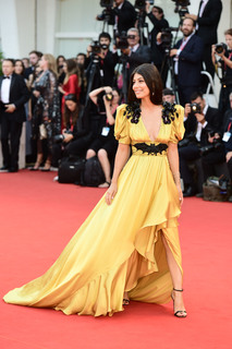 Alessandra Mastronardi feet photo thumbnail