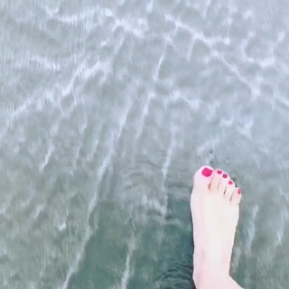Alessandra Negrini feet photo thumbnail