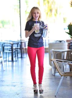 Alessandra Torresani feet photo thumbnail