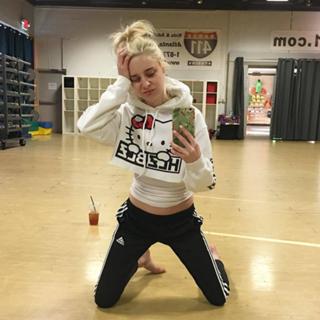 Alessandra Torresani feet photo thumbnail