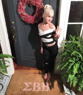 Alessandra Torresani feet photo thumbnail