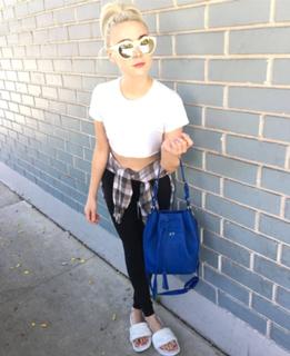 Alessandra Torresani feet photo thumbnail