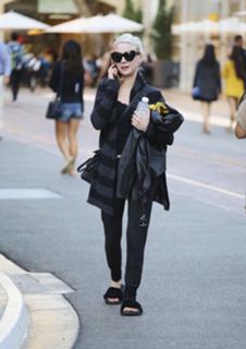 Alessandra Torresani feet photo thumbnail