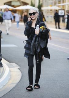 Alessandra Torresani feet photo thumbnail