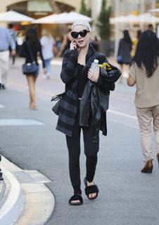 Alessandra Torresani feet photo thumbnail