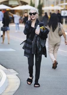 Alessandra Torresani feet photo thumbnail