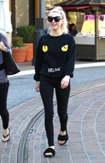 Alessandra Torresani feet photo thumbnail