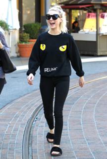 Alessandra Torresani feet photo thumbnail