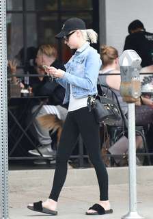 Alessandra Torresani feet photo thumbnail