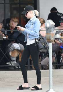 Alessandra Torresani feet photo thumbnail