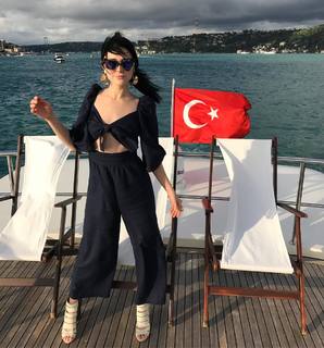 Alessandra Torresani feet photo thumbnail