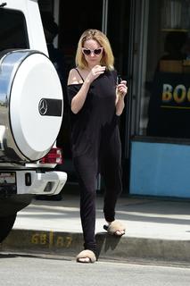 Alessandra Torresani feet photo thumbnail