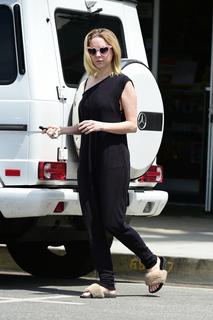 Alessandra Torresani feet photo thumbnail