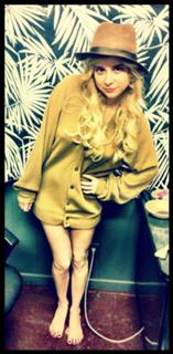 Alessandra Torresani feet photo thumbnail