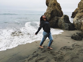 Alessia Cara feet photo thumbnail