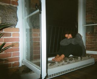 Alessia Cara feet photo thumbnail