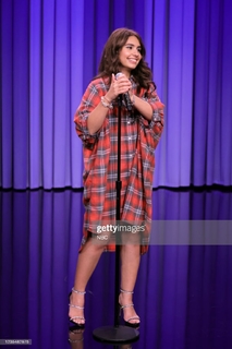 Alessia Cara feet photo thumbnail