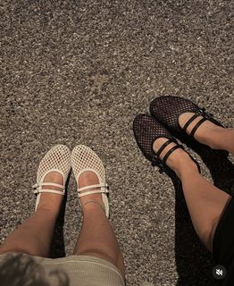 Alessia Cara feet photo thumbnail