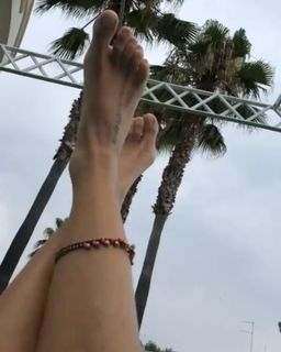Alessia Fabiani feet photo thumbnail