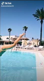 Alessia Fabiani feet photo thumbnail