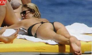 Alessia Marcuzzi feet photo thumbnail