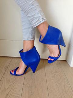Alessia Marcuzzi feet photo thumbnail