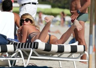 Alessia Marcuzzi feet photo thumbnail