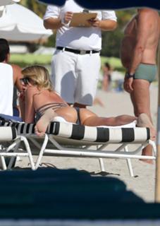 Alessia Marcuzzi feet photo thumbnail