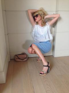 Alessia Marcuzzi feet photo thumbnail