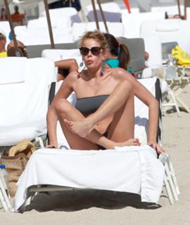Alessia Marcuzzi feet photo thumbnail