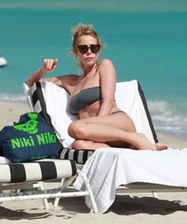 Alessia Marcuzzi feet photo thumbnail
