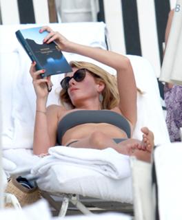 Alessia Marcuzzi feet photo thumbnail