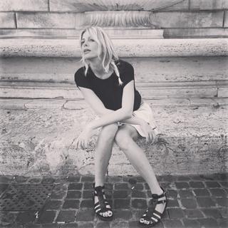Alessia Marcuzzi feet photo thumbnail