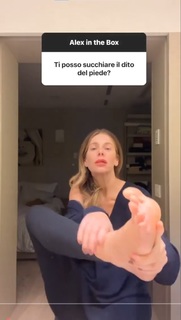Alessia Marcuzzi feet photo thumbnail