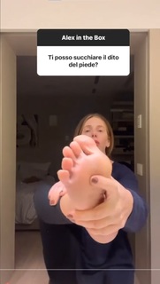 Alessia Marcuzzi feet photo thumbnail
