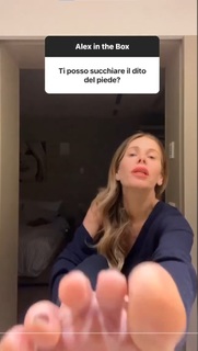 Alessia Marcuzzi feet photo thumbnail