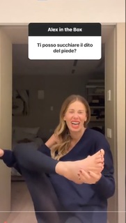 Alessia Marcuzzi feet photo thumbnail