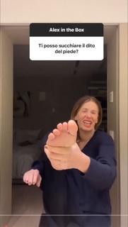 Alessia Marcuzzi feet photo thumbnail