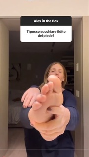 Alessia Marcuzzi feet photo thumbnail