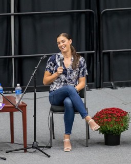 Alex Morgan feet photo thumbnail